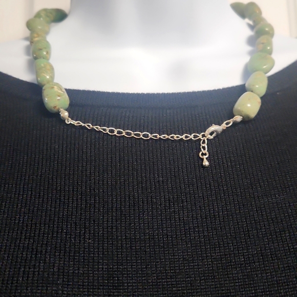 Fashion Necklace Green Glass Pieces Silvertone. 1 - Picture 5 of 6